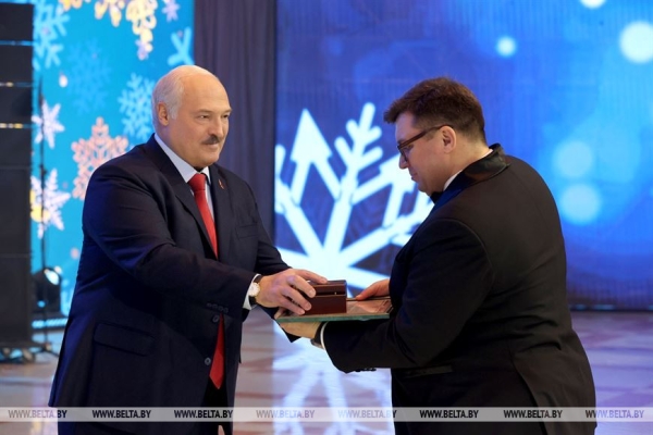 Лукашенко вручил государственные награды журналистам и работникам культуры Лукашенко вручил государственные награды журналистам и работникам культуры