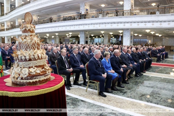 "Родная земля в надежных руках". Лукашенко вручил награды труженикам АПК