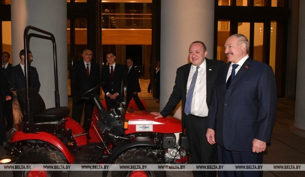 BELARUS - бренд Беларуси. Вспоминаем, как строился МТЗ и к чему привел визит Лукашенко в 1995 году BELARUS - бренд Беларуси. Вспоминаем, как строился МТЗ и к чему привел визит Лукашенко в 1995 году