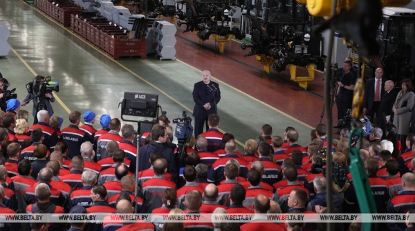 BELARUS - бренд Беларуси. Вспоминаем, как строился МТЗ и к чему привел визит Лукашенко в 1995 году BELARUS - бренд Беларуси. Вспоминаем, как строился МТЗ и к чему привел визит Лукашенко в 1995 году