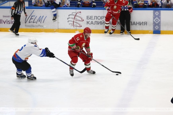 Хоккейная команда Президента Беларуси сыграла вничью на любительском турнире Хоккейная команда Президента Беларуси сыграла вничью на любительском турнире