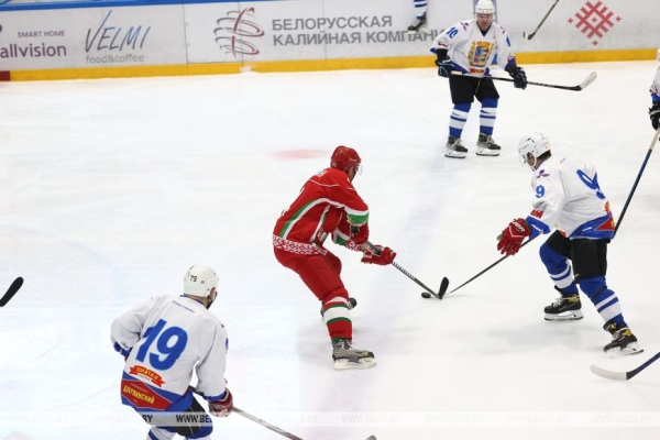 Хоккейная команда Президента Беларуси сыграла вничью на любительском турнире Хоккейная команда Президента Беларуси сыграла вничью на любительском турнире