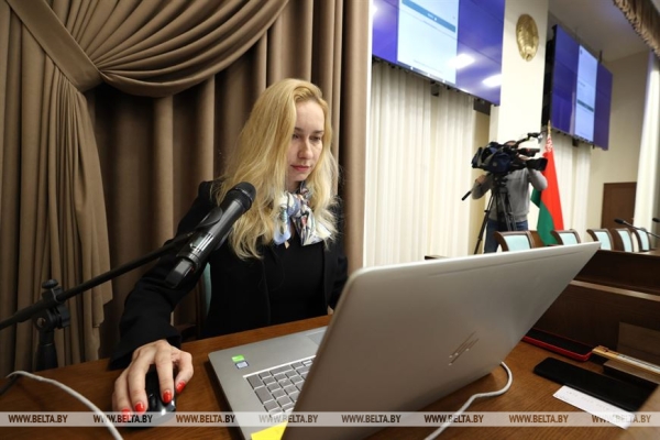 Головченко ознакомился с работой приложения МНС "Налог на профессиональный доход"