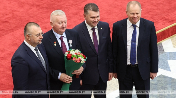 Лукашенко: благополучие государства и его продовольственная безопасность находятся в руках тружеников АПК Лукашенко: благополучие государства и его продовольственная безопасность находятся в руках тружеников АПК