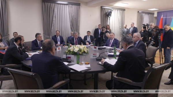 Макей призвал к корпоративной солидарности в ОДКБ и предложил отказаться от дипломатического языка при обсуждении проблем Макей призвал к корпоративной солидарности в ОДКБ и предложил отказаться от дипломатического языка при обсуждении проблем