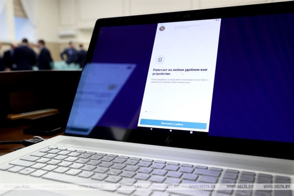 Головченко ознакомился с работой приложения МНС "Налог на профессиональный доход"