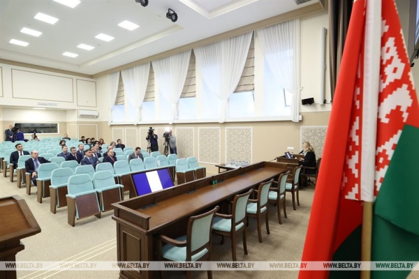 Головченко ознакомился с работой приложения МНС "Налог на профессиональный доход"