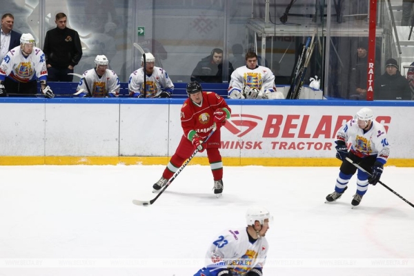 Хоккейная команда Президента Беларуси сыграла вничью на любительском турнире Хоккейная команда Президента Беларуси сыграла вничью на любительском турнире