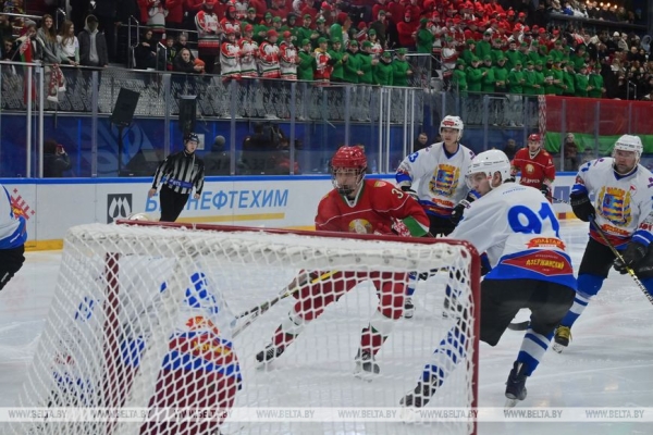 Хоккейная команда Президента Беларуси сыграла вничью на любительском турнире Хоккейная команда Президента Беларуси сыграла вничью на любительском турнире