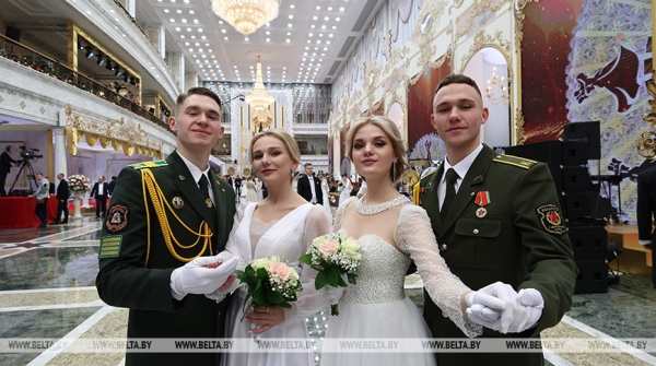 Ярко и очень позитивно. Новогодний бал для молодежи прошел во Дворце Независимости