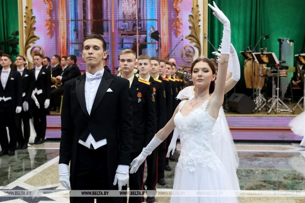 Ярко и очень позитивно. Новогодний бал для молодежи прошел во Дворце Независимости