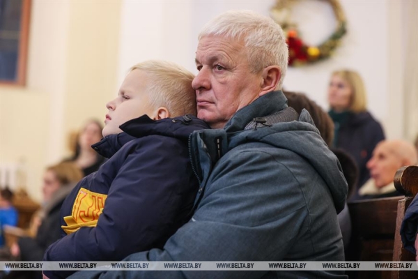 Католики празднуют Рождество Христово Католики празднуют Рождество Христово