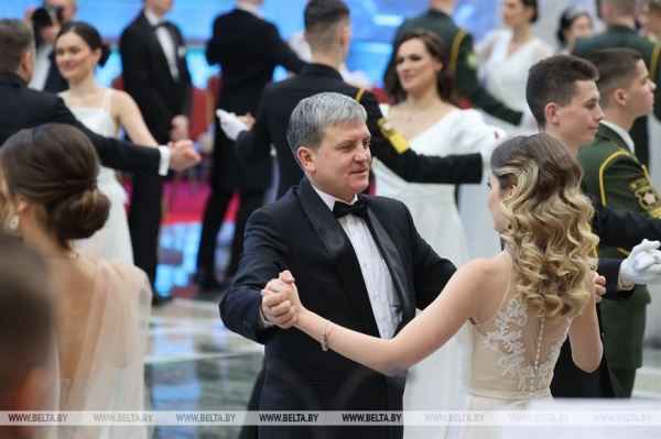 Ярко и очень позитивно. Новогодний бал для молодежи прошел во Дворце Независимости