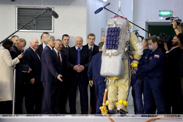 Скептикам наперекор. Как Лукашенко выводил в космос суверенную Беларусь