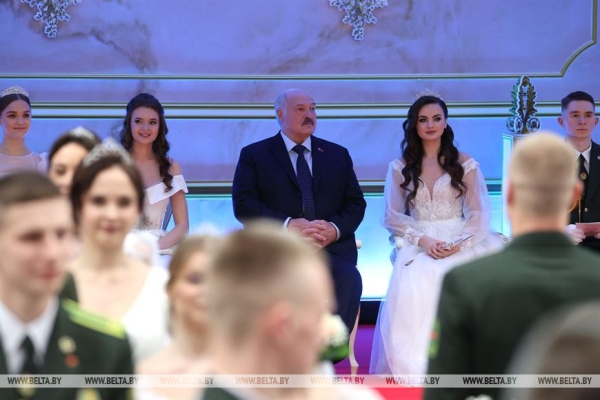 Ярко и очень позитивно. Новогодний бал для молодежи прошел во Дворце Независимости