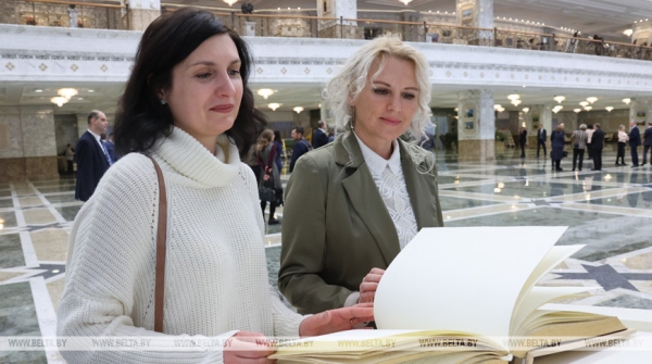 Гости Дворца Независимости разные, но эмоции всегда одни - восторг и восхищение Гости Дворца Независимости разные, но эмоции всегда одни - восторг и восхищение