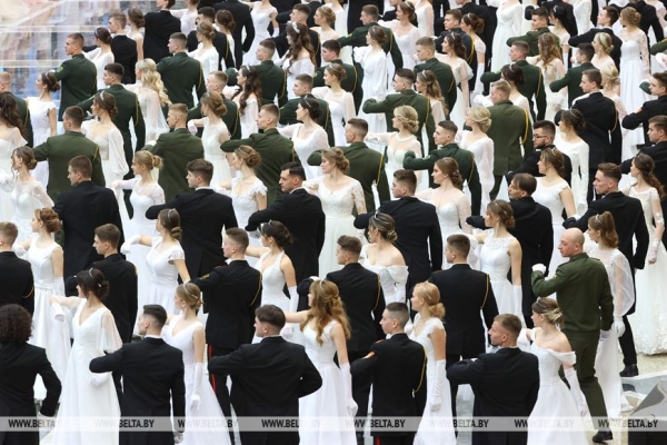 Ярко и очень позитивно. Новогодний бал для молодежи прошел во Дворце Независимости