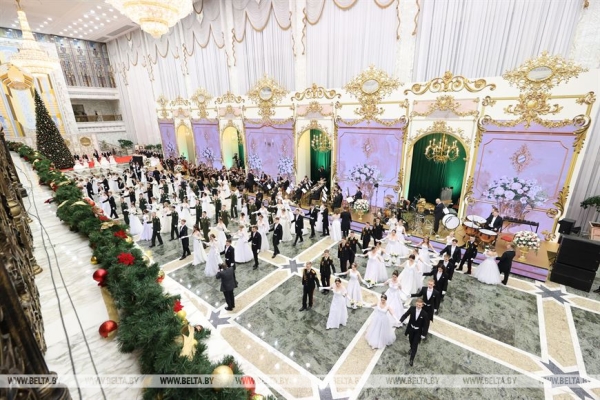 Ярко и очень позитивно. Новогодний бал для молодежи прошел во Дворце Независимости