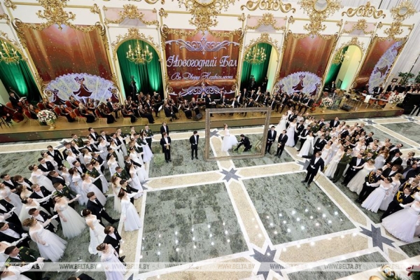 Ярко и очень позитивно. Новогодний бал для молодежи прошел во Дворце Независимости