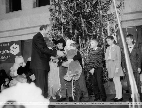Вы знали, что акции "Наши дети" и президентской елке уже почти 30 лет? Вспоминаем историю этой новогодней традиции Вы знали, что акции "Наши дети" и президентской елке уже почти 30 лет? Вспоминаем историю этой новогодней традиции