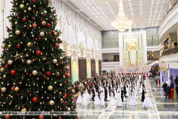 Ярко и очень позитивно. Новогодний бал для молодежи прошел во Дворце Независимости