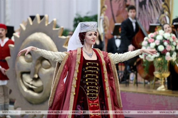 Ярко и очень позитивно. Новогодний бал для молодежи прошел во Дворце Независимости