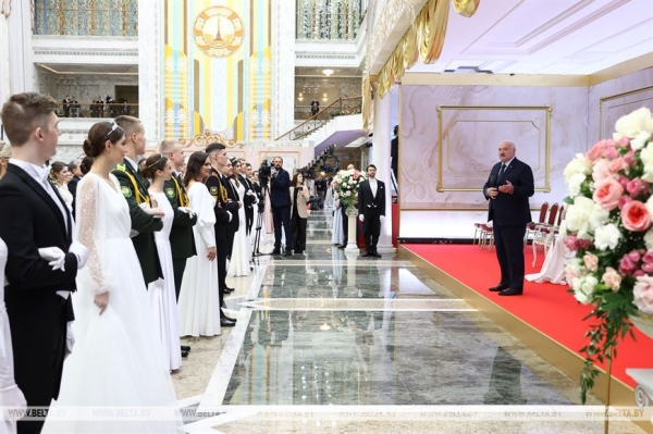 Ярко и очень позитивно. Новогодний бал для молодежи прошел во Дворце Независимости