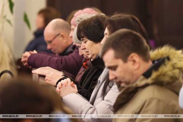 Католики празднуют Рождество Христово Католики празднуют Рождество Христово