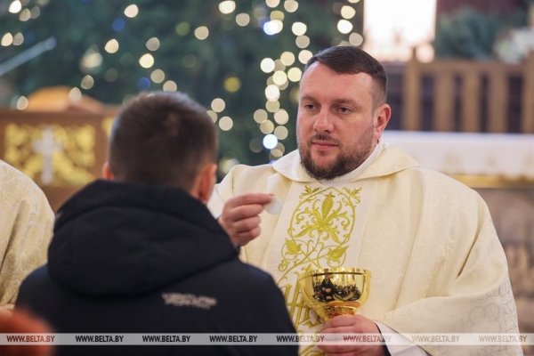 Католики празднуют Рождество Христово Католики празднуют Рождество Христово