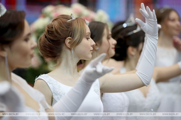 Ярко и очень позитивно. Новогодний бал для молодежи прошел во Дворце Независимости