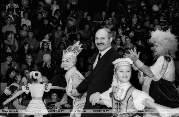 Вы знали, что акции "Наши дети" и президентской елке уже почти 30 лет? Вспоминаем историю этой новогодней традиции Вы знали, что акции "Наши дети" и президентской елке уже почти 30 лет? Вспоминаем историю этой новогодней традиции