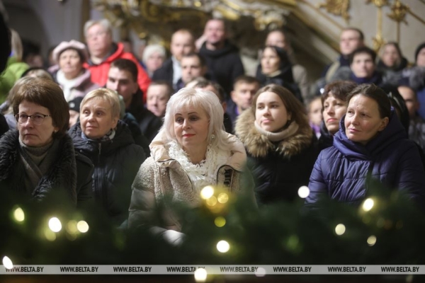 Католики празднуют Рождество Христово Католики празднуют Рождество Христово