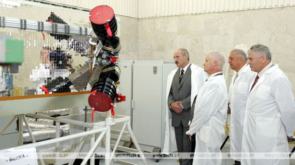 Скептикам наперекор. Как Лукашенко выводил в космос суверенную Беларусь