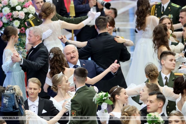 Ярко и очень позитивно. Новогодний бал для молодежи прошел во Дворце Независимости