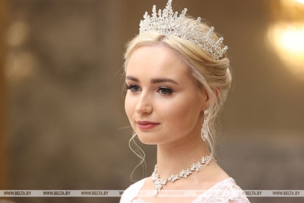 Ярко и очень позитивно. Новогодний бал для молодежи прошел во Дворце Независимости