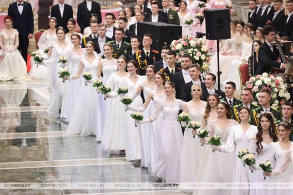 Ярко и очень позитивно. Новогодний бал для молодежи прошел во Дворце Независимости