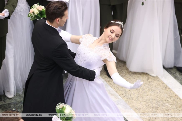 Ярко и очень позитивно. Новогодний бал для молодежи прошел во Дворце Независимости