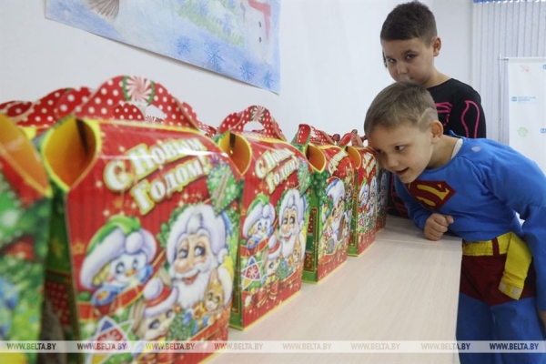 Книги и приставка в подарок. Перцов поздравил воспитанников SOS-Детской деревни в Марьиной Горке