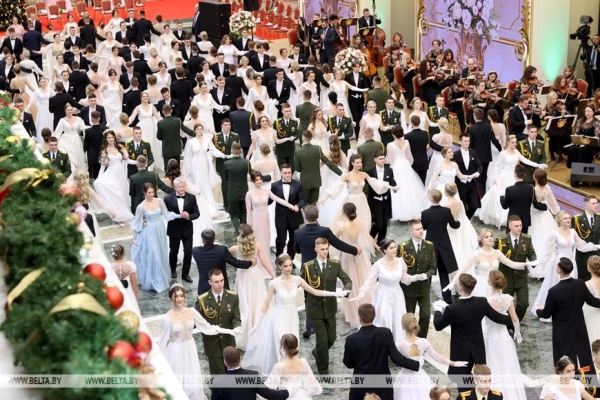 Ярко и очень позитивно. Новогодний бал для молодежи прошел во Дворце Независимости