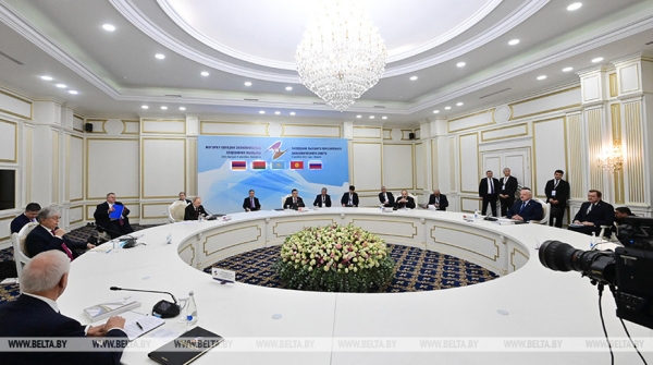 Лукашенко: примитивная штамповка Западом пакетных экономических санкций начинает затихать Лукашенко: примитивная штамповка Западом пакетных экономических санкций начинает затихать