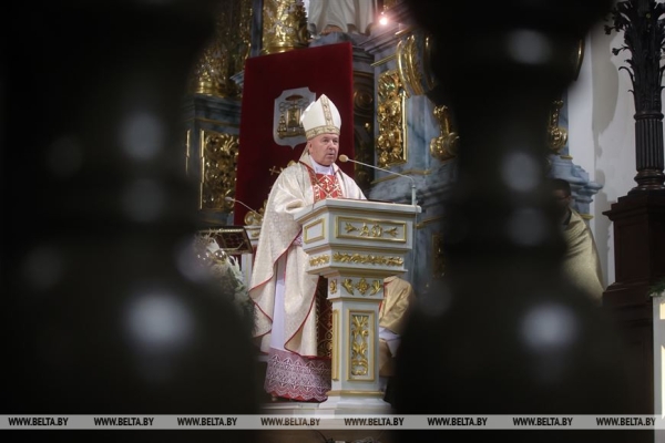 Католики празднуют Рождество Христово Католики празднуют Рождество Христово