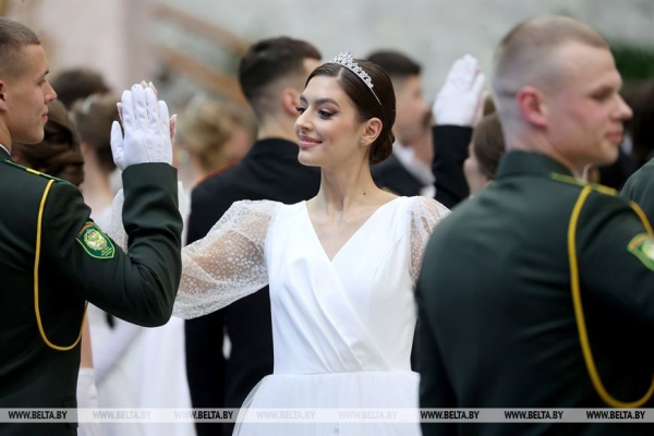 Ярко и очень позитивно. Новогодний бал для молодежи прошел во Дворце Независимости
