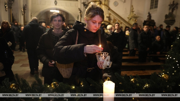 Католики празднуют Рождество Христово Католики празднуют Рождество Христово