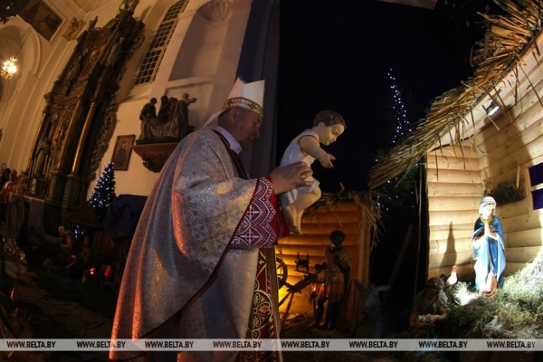 Католики празднуют Рождество Христово Католики празднуют Рождество Христово