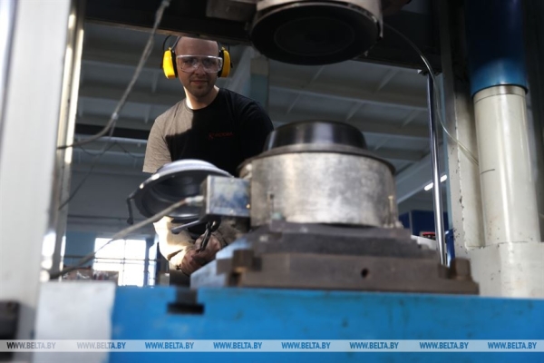 Головченко оценил импортозамещающий проект лунинецкого предприятия