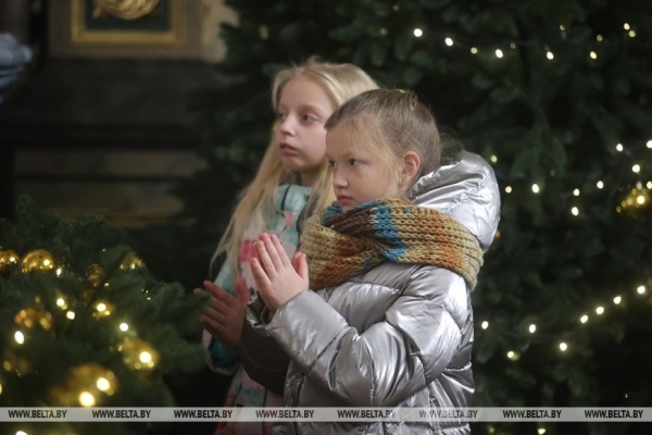 Католики празднуют Рождество Христово Католики празднуют Рождество Христово