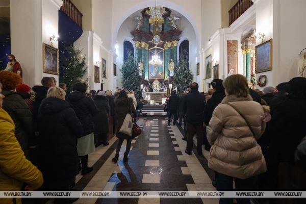 Католики празднуют Рождество Христово Католики празднуют Рождество Христово