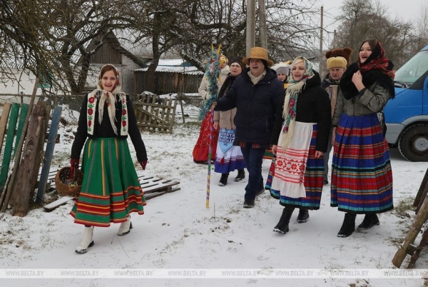 Коза, медведь и рождественская звезда. Как колядуют в Щучинском районе