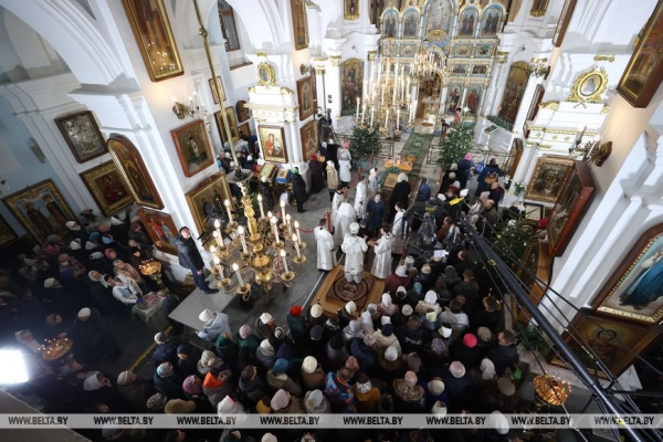 ФОТОФАКТ: От Сочельника - к Рождеству. Праздничные богослужения начались в православных храмах ФОТОФАКТ: От Сочельника - к Рождеству. Праздничные богослужения начались в православных храмах