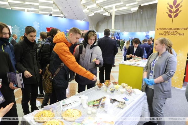 Лукашенко о выставке "Беларусь интеллектуальная": надо всем показать, что делают наши ученые и что у нас есть будущее Лукашенко о выставке "Беларусь интеллектуальная": надо всем показать, что делают наши ученые и что у нас есть будущее